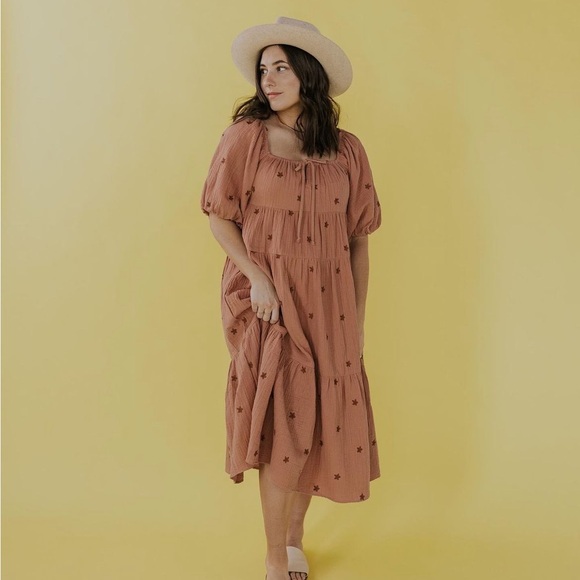 NWOT embroidered The Lindsay Dress - Picture 4 of 7